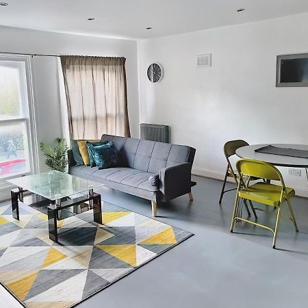 Lovely 2-Bedroom Serviced Apartment Greater London Exterior foto