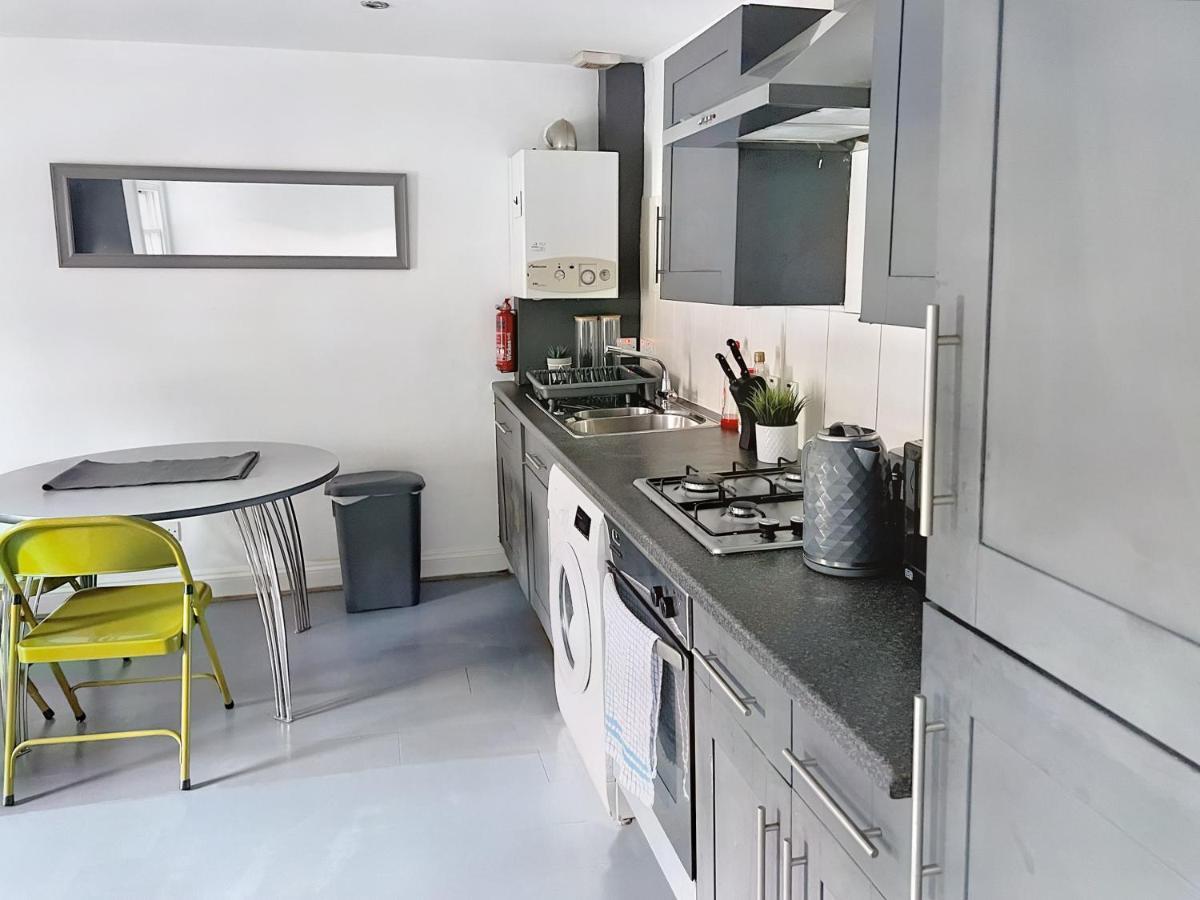 Lovely 2-Bedroom Serviced Apartment Greater London Exterior foto