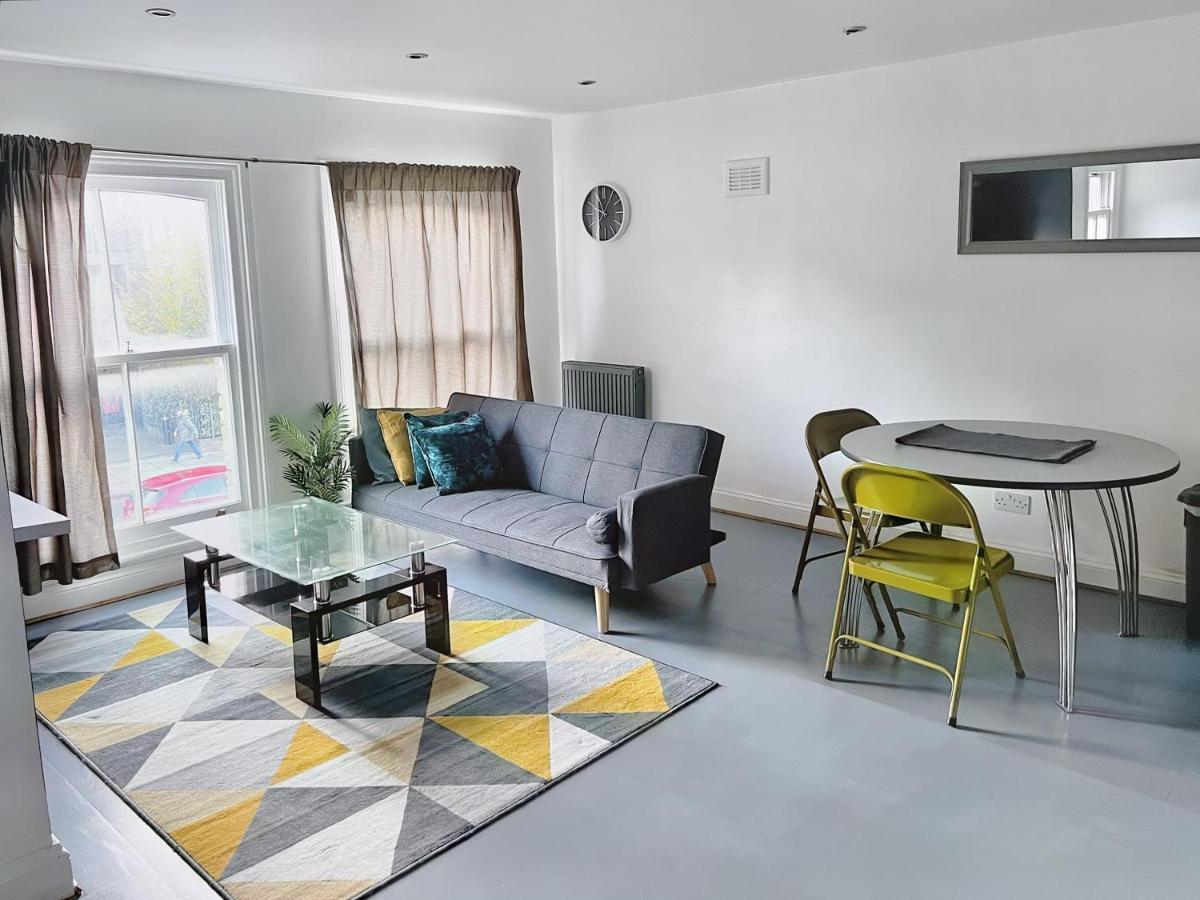 Lovely 2-Bedroom Serviced Apartment Greater London Exterior foto