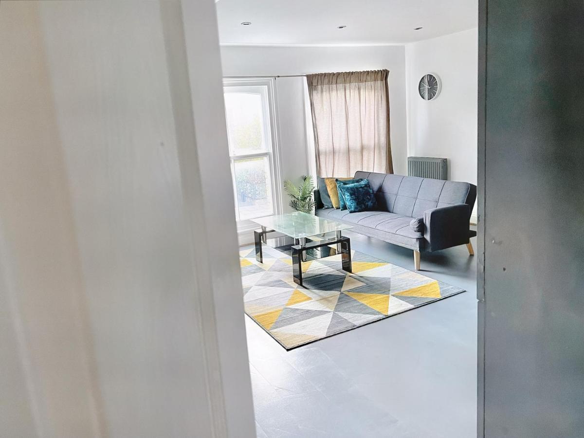Lovely 2-Bedroom Serviced Apartment Greater London Exterior foto